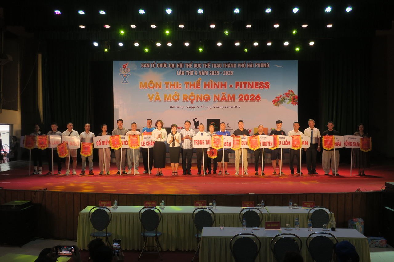 Ban Tổ chức trao cờ lưu niệm choc c&aacute;c Đội thi.