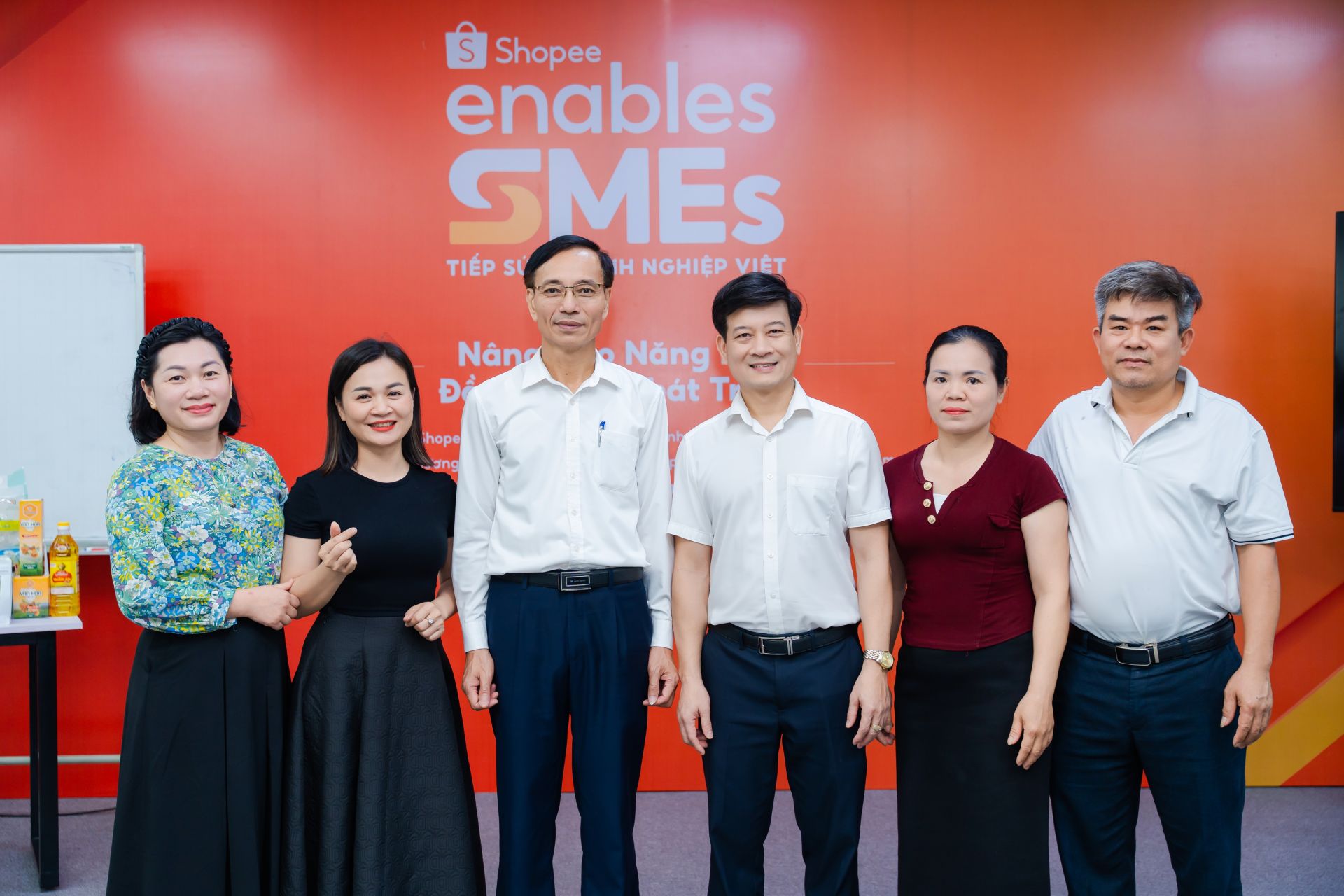 &Ocirc;ng L&ecirc; Trung Phước - Gi&aacute;m đốc Sở C&ocirc;ng Thương tỉnh H&agrave; Tĩnh (thứ ba từ tr&aacute;i qua) v&agrave; &ocirc;ng L&ecirc; Xu&acirc;n Từ - Ph&oacute; Gi&aacute;m đốc Sở (cạnh &ocirc;ng Phước) đồng h&agrave;nh c&ugrave;ng nh&agrave; b&aacute;n trong 3 ng&agrave;y đ&agrave;o tạo.