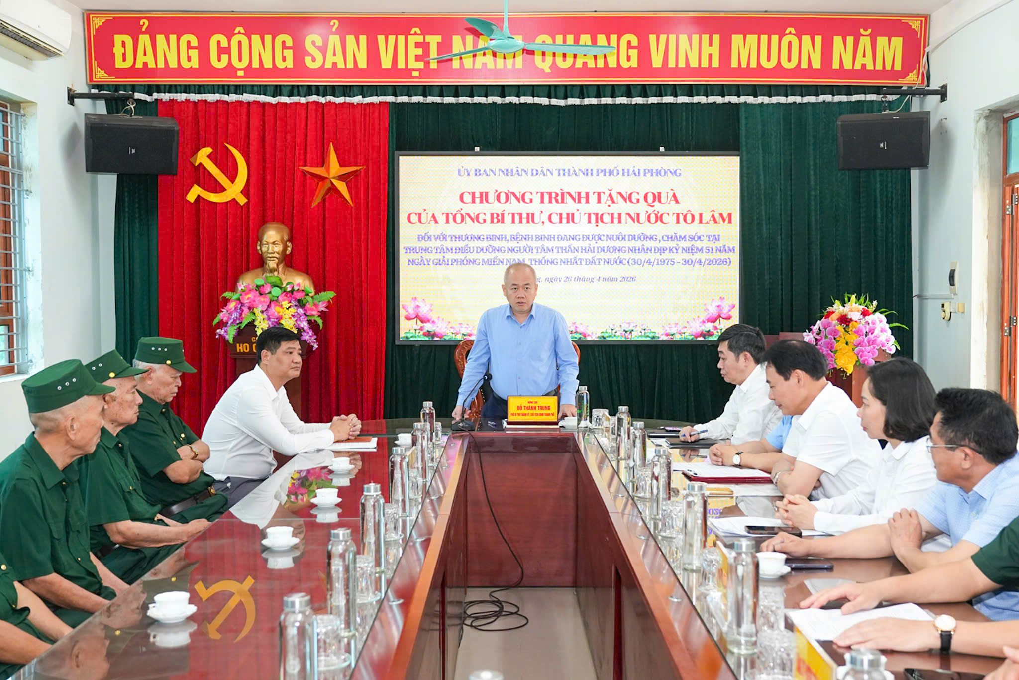 Chủ tịch UBND thành phố Hải Phòng thăm, tặng quà người có công tại Trung tâm Điều dưỡng người tâm thần Hải Dương