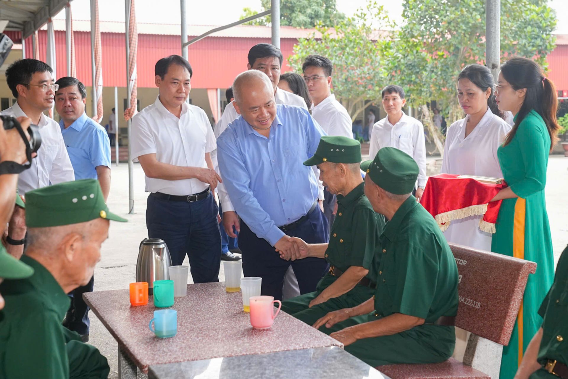 Đồng ch&iacute; Chủ tịch UBND th&agrave;nh phố trực tiếp thăm hỏi v&agrave; trao qu&agrave; của Tổng B&iacute; thư, Chủ tịch nước tới thương, bệnh binh đang điều dưỡng tại Trung t&acirc;m.