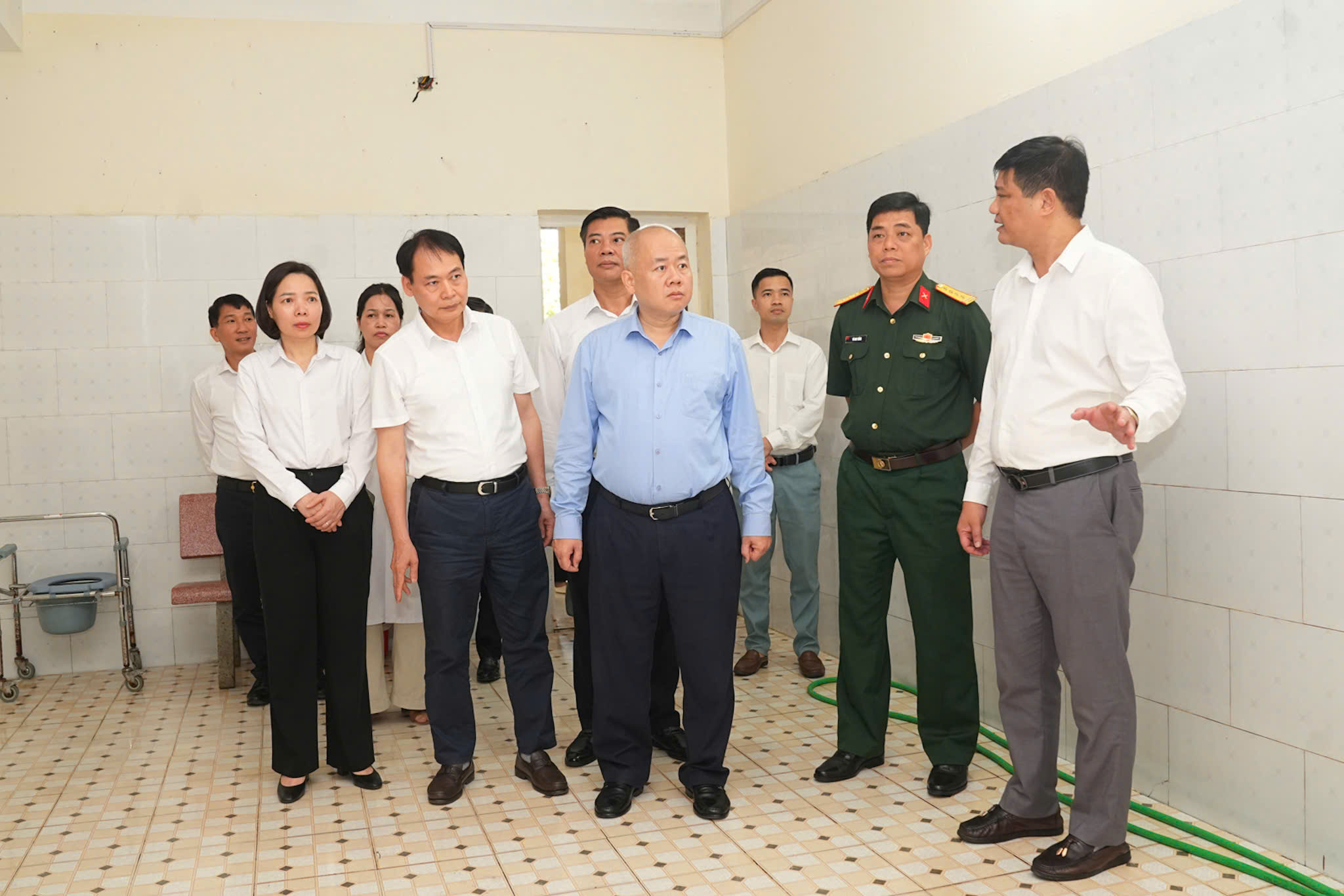 Chủ tịch UBND th&agrave;nh phố kiểm tra thực tế điều kiện ăn ở, sinh hoạt của bệnh nh&acirc;n điều dưỡng tại Trung t&acirc;m.