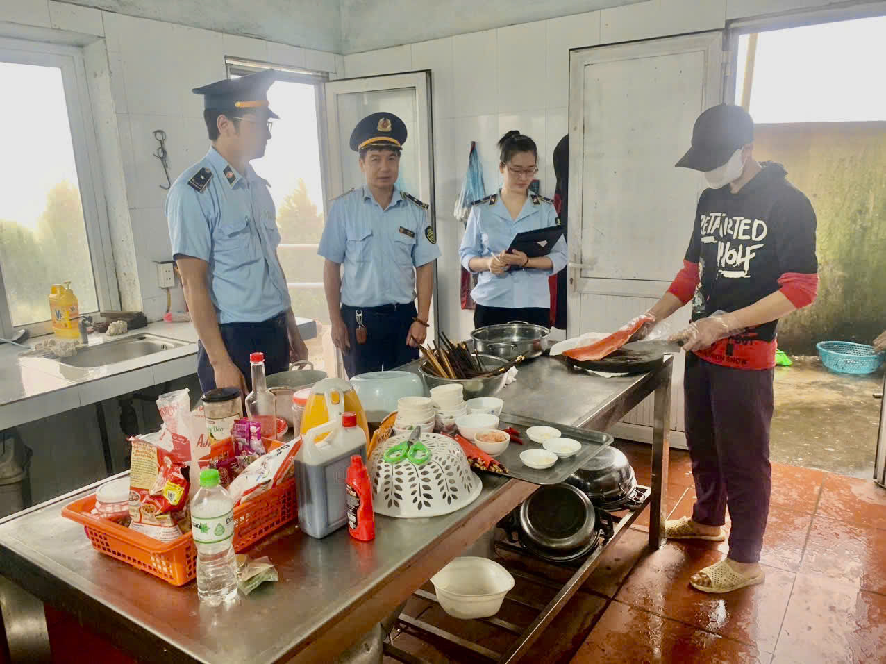 Lạng Sơn: Xử phạt cơ sở vi phạm an toàn thực phẩm dịp cận lễ