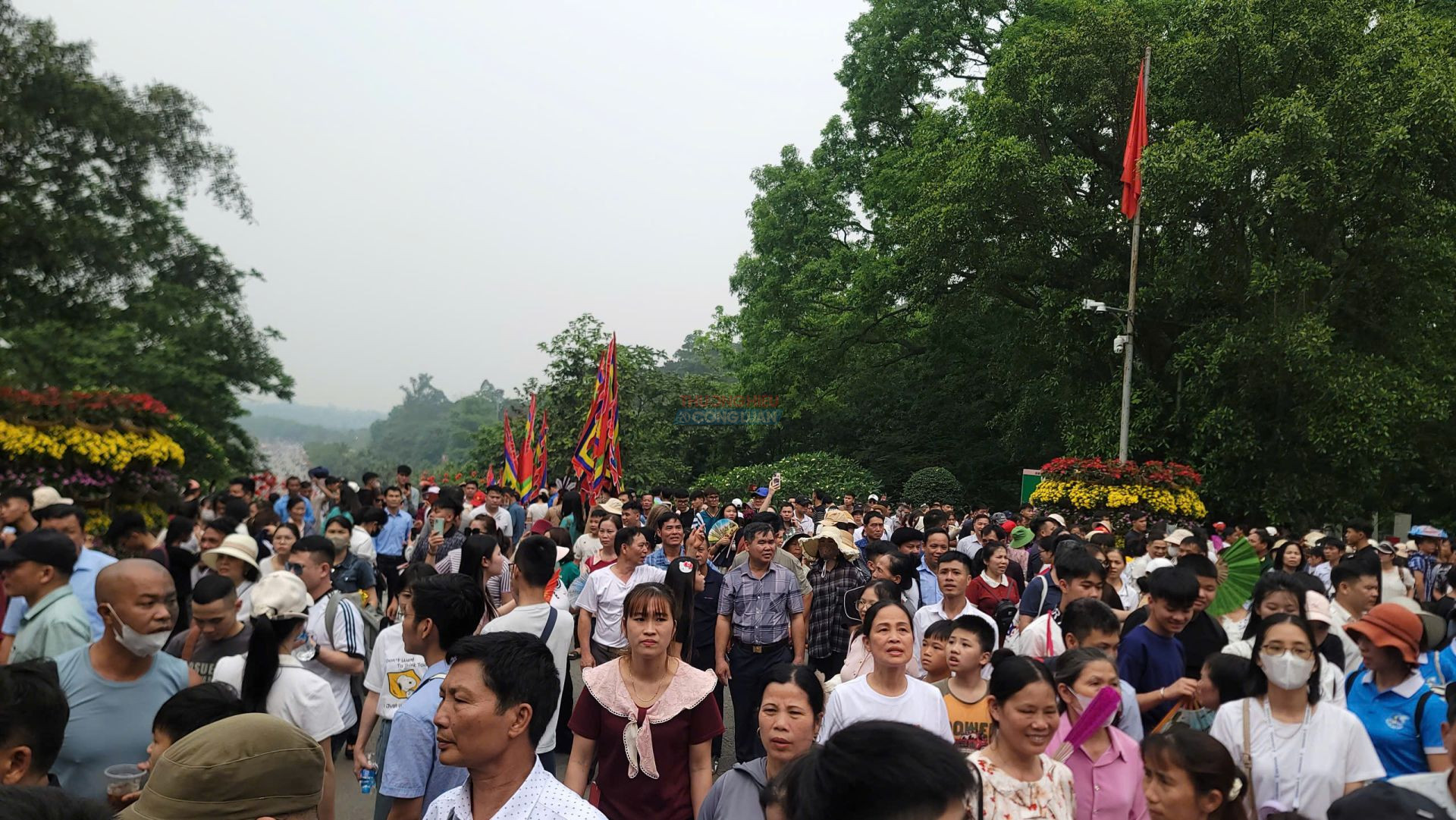 D&ograve;ng người tấp nập h&agrave;nh hương