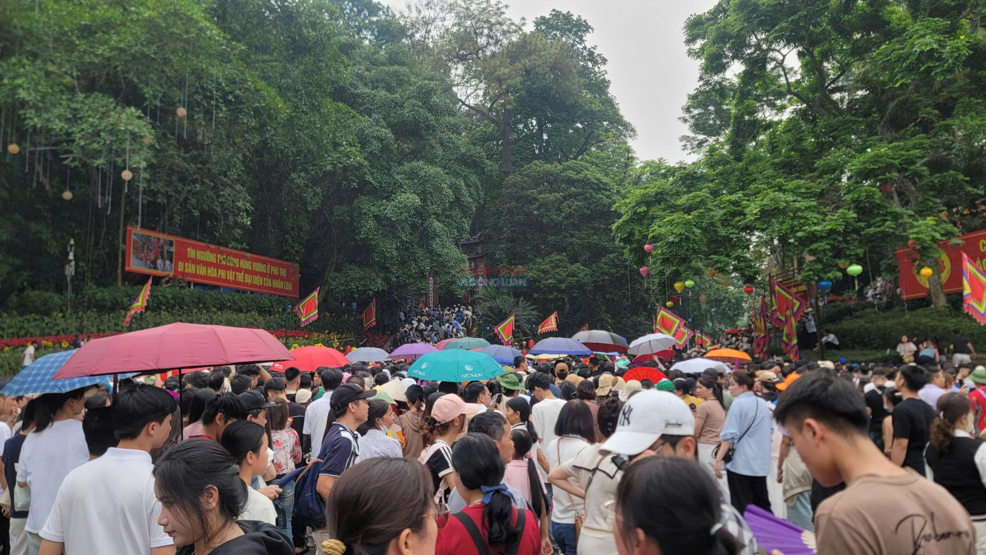 D&ograve;ng người tấp nập h&agrave;nh hương giữa kh&ocirc;ng gian rực rỡ sắc hoa v&agrave; cờ ngũ sắc.