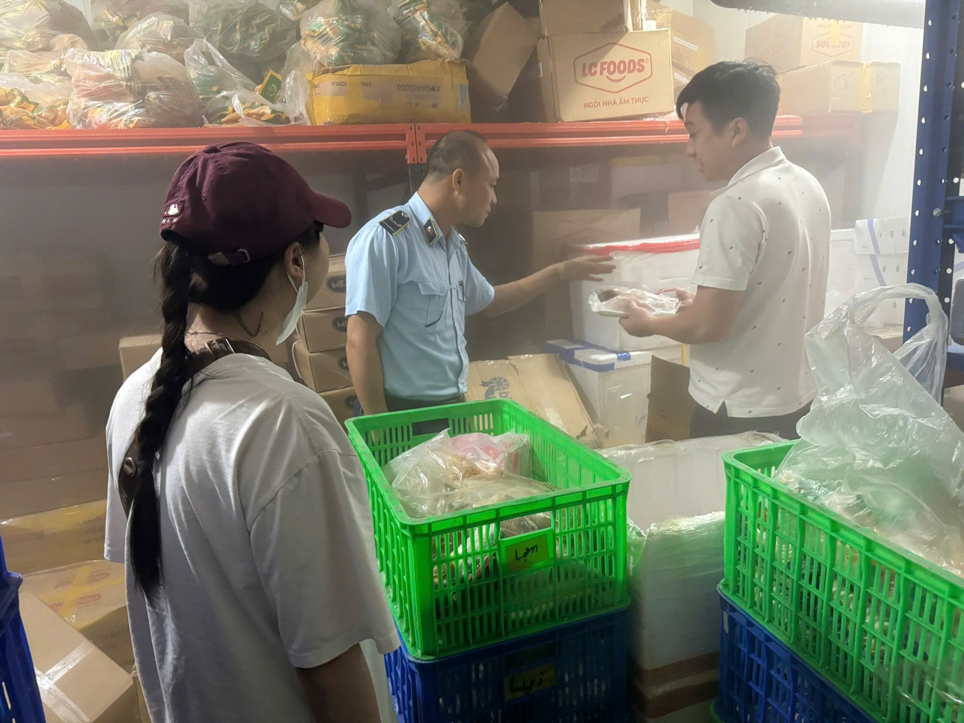 Phú Thọ: Tiêu hủy gần 1 tấn thực phẩm đông lạnh nhập lậu và hết hạn sử dụng