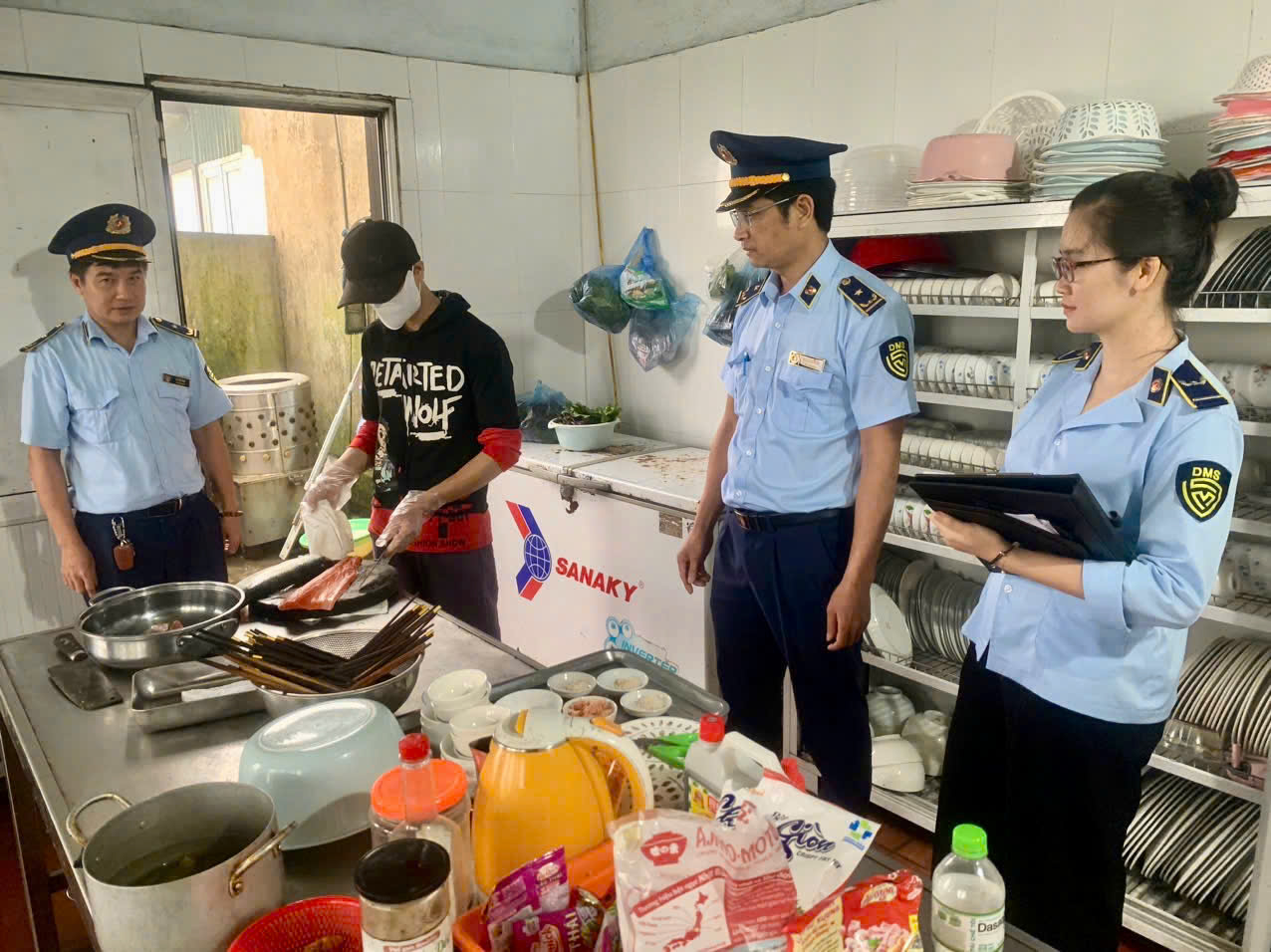 Lực lượng Quản l&yacute; thị trường tỉnh Lạng Sơn kiểm tra cơ sở kinh doanh tr&ecirc;n địa b&agrave;n