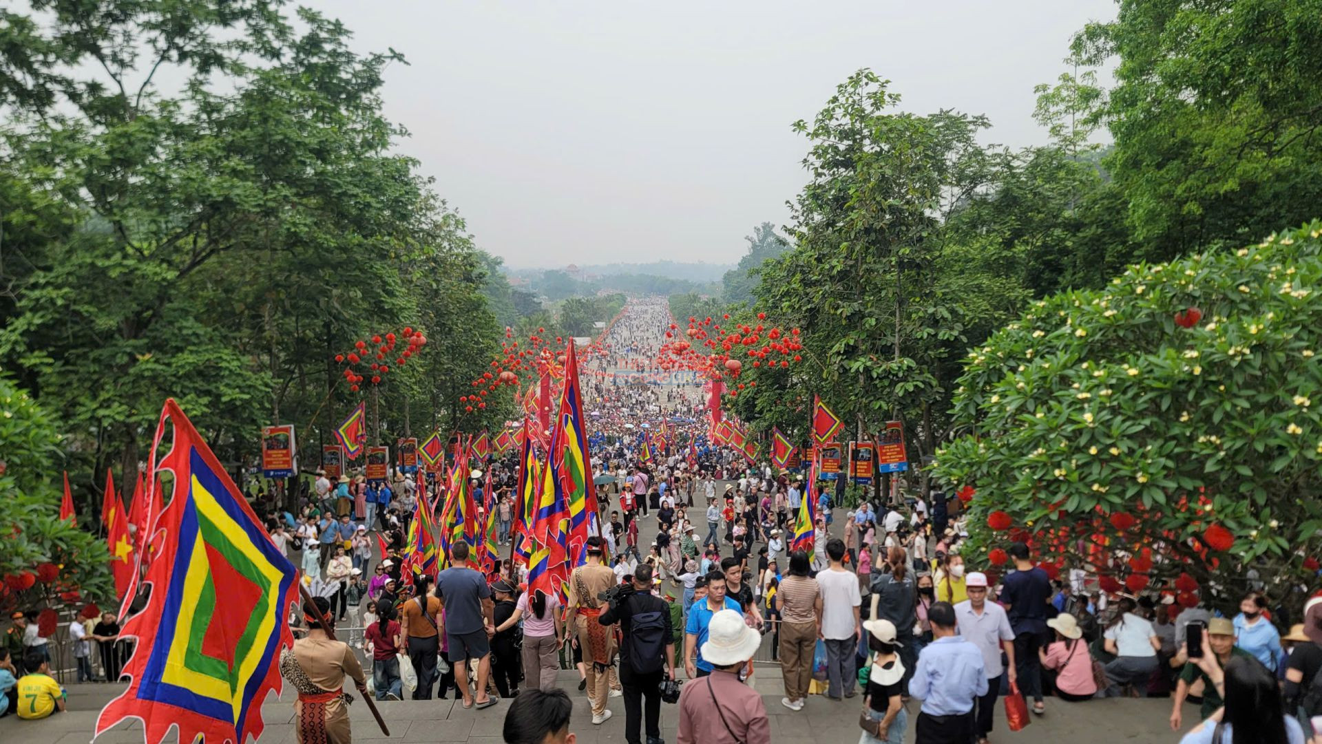 G&oacute;c nh&igrave;n từ tr&ecirc;n cao xuống đại lộ ch&iacute;nh dẫn v&agrave;o khu di t&iacute;ch.