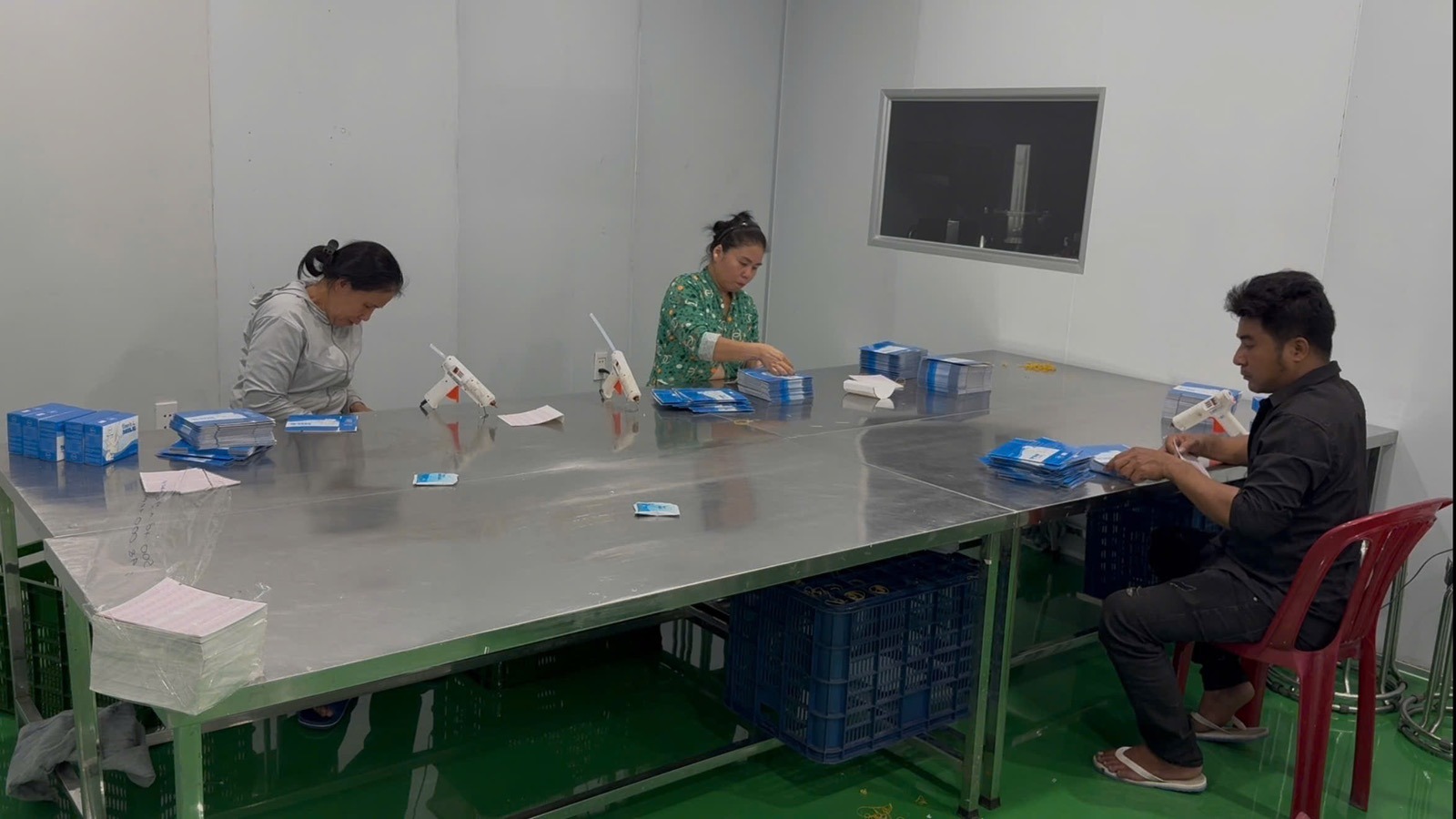 B&ecirc;n trong xưởng pha trộn v&agrave; đ&oacute;ng g&oacute;i