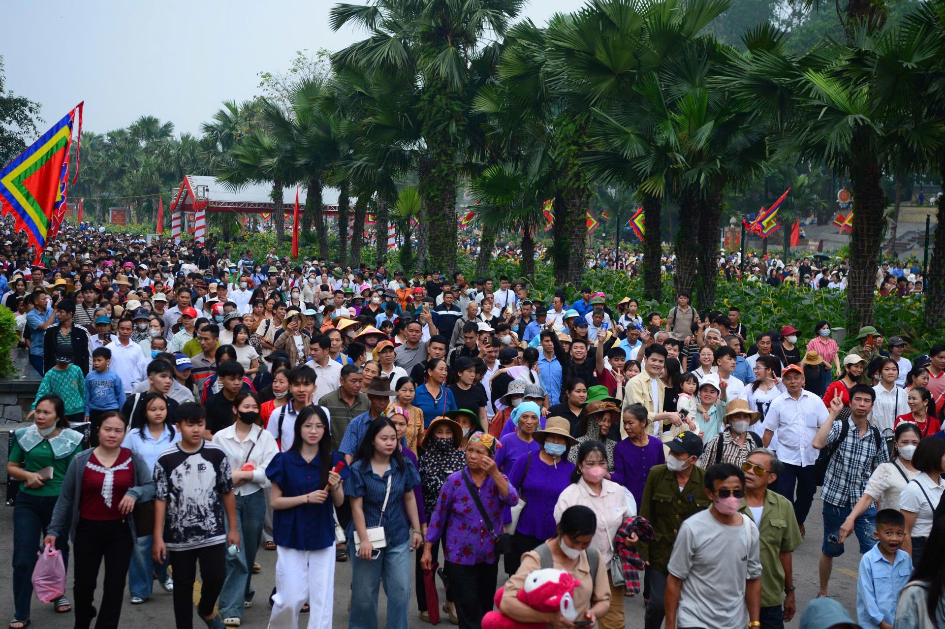H&agrave;ng vạn người d&acirc;n đủ mọi lứa tuổi, từ người gi&agrave; đến trẻ nhỏ, đổ về khu vực trung t&acirc;m lễ hội.