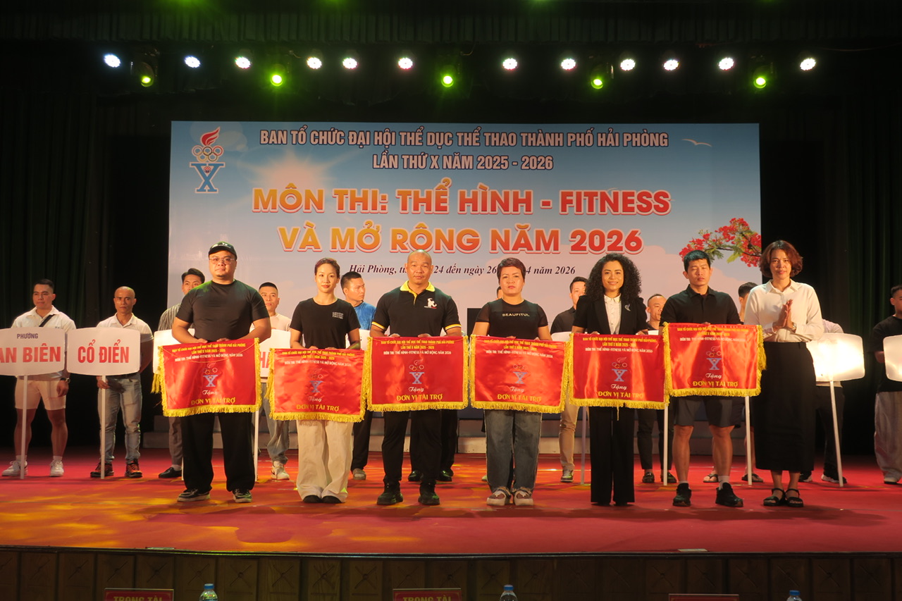 Ban Tổ chức trao tặng cờ c&aacute;c đơn vị t&agrave;i trợ.