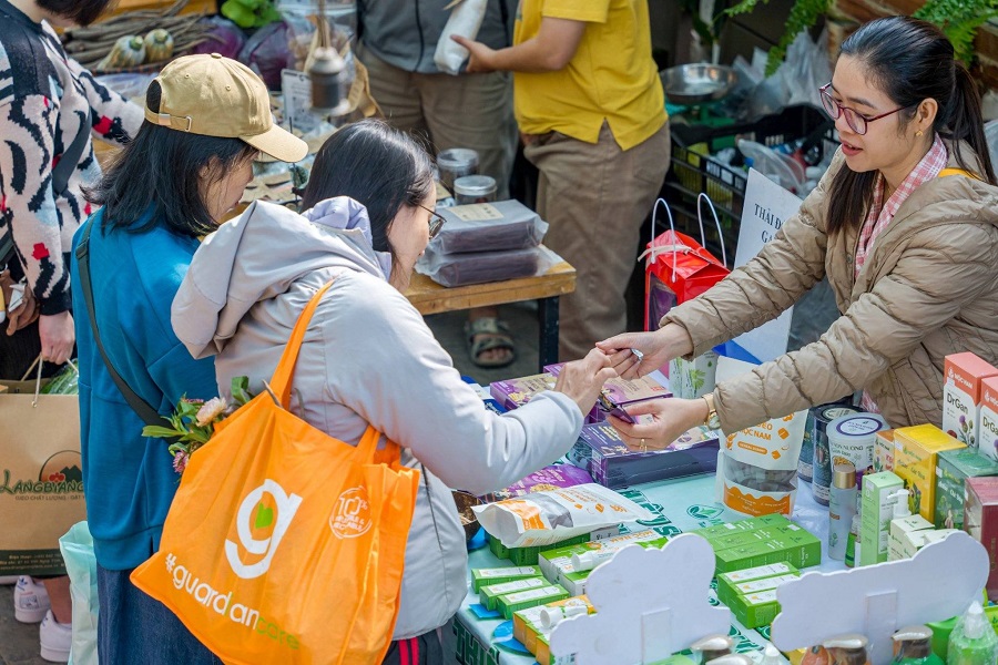 Phi&ecirc;n chợ hữu cơ tạo kh&ocirc;ng gian để người ti&ecirc;u d&ugrave;ng trực tiếp t&igrave;m hiểu v&agrave; lựa chọn sản phẩm an to&agrave;n.