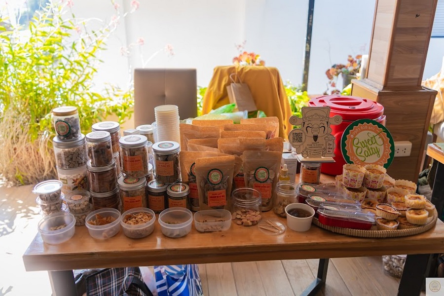 Điểm đặc biệt của phi&ecirc;n chợ l&agrave; người b&aacute;n đồng thời cũng l&agrave; người trực tiếp sản xuất.