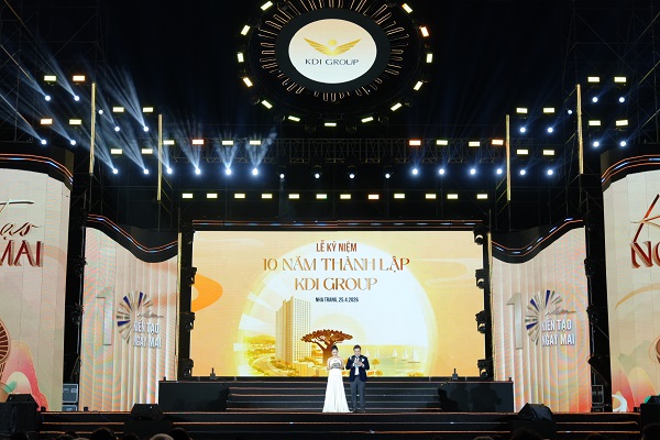 Đ&ecirc;m nghệ thuật &ldquo;Chạm bản sắc &ndash; Kết tinh hoa&rdquo; kỷ niệm 10 năm KDI Group tại Vega City Nha Trang, với sự dẫn dắt của MC Danh T&ugrave;ng v&agrave; &Aacute; hậu Giang Th&aacute;i.