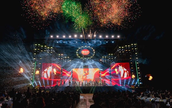 M&agrave;n ph&aacute;o hoa rực s&aacute;ng b&ecirc;n vịnh Nha Trang, kh&eacute;p lại đ&ecirc;m sự kiện v&agrave; mở ra h&agrave;nh tr&igrave;nh ph&aacute;t triển mới của KDI Group.