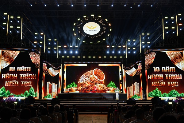 S&acirc;n khấu được d&agrave;n dựng ho&agrave;nh tr&aacute;ng, gi&agrave;u t&iacute;nh thẩm mỹ v&agrave; gi&aacute; trị nghệ thuật.