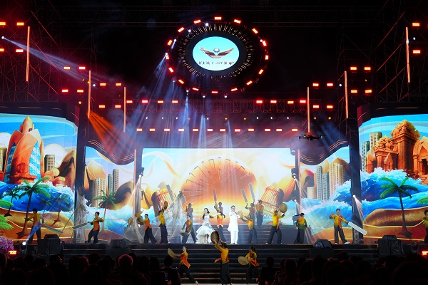 S&acirc;n khấu được d&agrave;n dựng ho&agrave;nh tr&aacute;ng, gi&agrave;u t&iacute;nh thẩm mỹ v&agrave; gi&aacute; trị nghệ thuật.