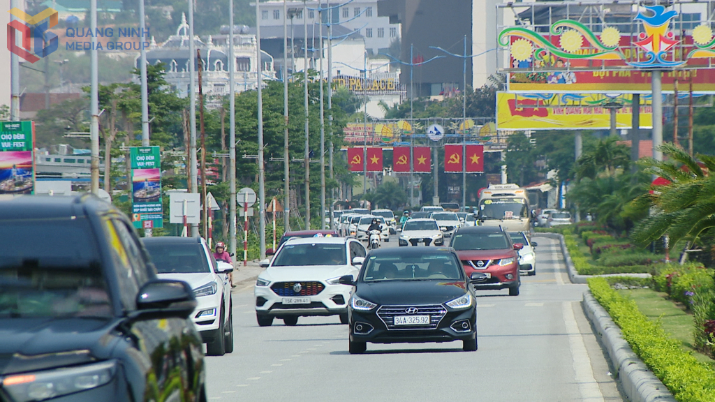 Ng&agrave;y đầu kỳ nghỉ lễ Giỗ Tổ, mật độ phương tiện tr&ecirc;n c&aacute;c tuyến giao th&ocirc;ng của tỉnh tăng gấp nhiều lần