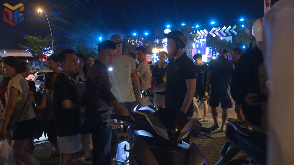 Trong tối v&agrave; đ&ecirc;m ng&agrave;y đầu kỳ nghỉ lễ Giỗ Tổ, Tổ QN-14 do Đội CSGT đường bộ số 2, Ph&ograve;ng CSGT chủ tr&igrave; đ&atilde; ngăn chặn, xử l&yacute; gần 60 trường hợp thanh thiếu ni&ecirc;n vi phạm TTATGT