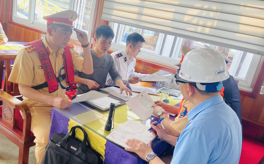 Đội Cảnh s&aacute;t Đường thủy, Ph&ograve;ng CSGT (C&ocirc;ng an tỉnh) phối hợp kiểm tra điều kiện an to&agrave;n tr&ecirc;n c&aacute;c t&agrave;u vận tải kh&aacute;ch trước khi cấp lệnh rời cảng