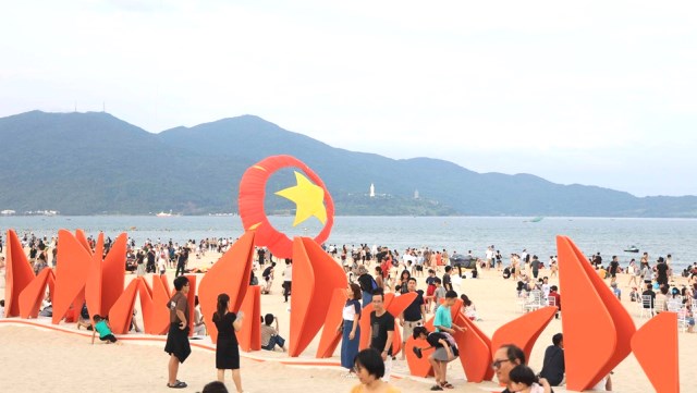 Đến Đà Nẵng để mãn nhãn với màn trình diễn nghệ thuật flyboard xuất hiện lần đầu trên biển