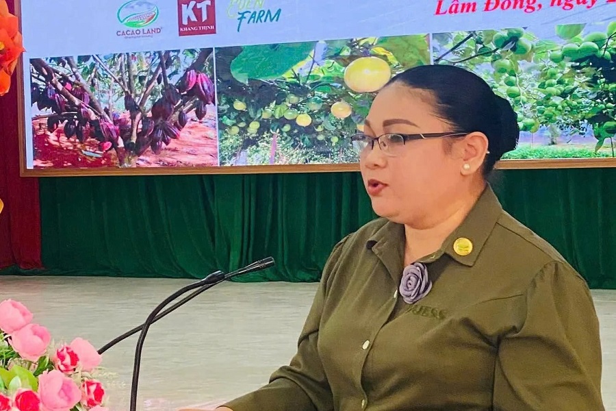 B&agrave; Đo&agrave;n Thị Kim Xuyến ph&aacute;t biểu về định hướng ph&aacute;t triển c&acirc;y ca cao trong chuyển đổi từ thanh long k&eacute;m hiệu quả. Ảnh: N.T.