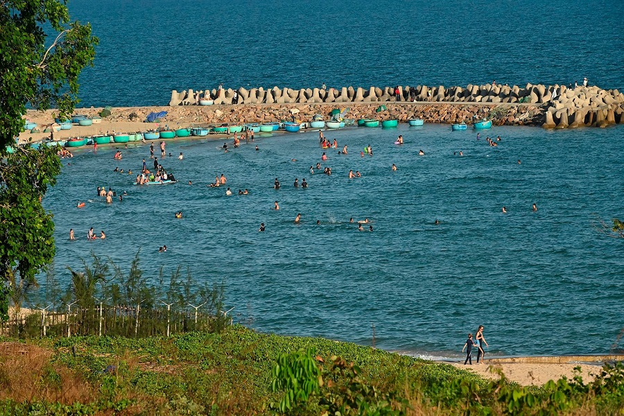 Bãi đá &Ocirc;ng Địa là điểm đến của khách hành hương, lữ khách phương xa về tham quan, chiêm ngưỡng, khám phá