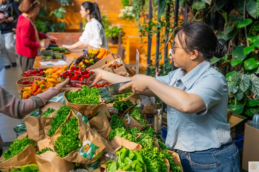 D&ugrave; gi&aacute; cao hơn so với n&ocirc;ng sản ngo&agrave;i chợ, nhiều kh&aacute;ch h&agrave;ng vẫn lựa chọn mua tại Phi&ecirc;n chợ n&ocirc;ng sản hữu cơ Đ&agrave; Lạt nhờ tin tưởng v&agrave;o chất lượng v&agrave; c&aacute;ch l&agrave;m của người trồng.