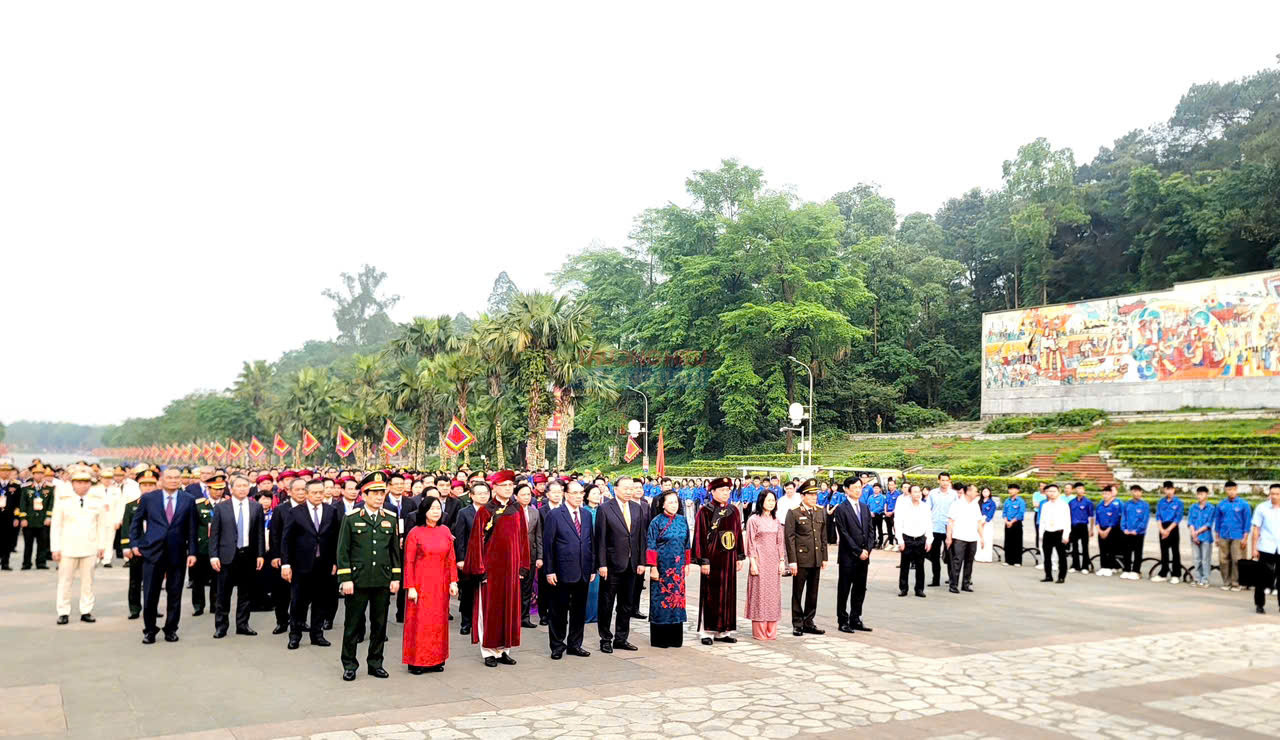 Tổng Bí thư, Chủ tịch nước Tô Lâm cùng lãnh đạo dâng hương tri ân các Vua Hùng