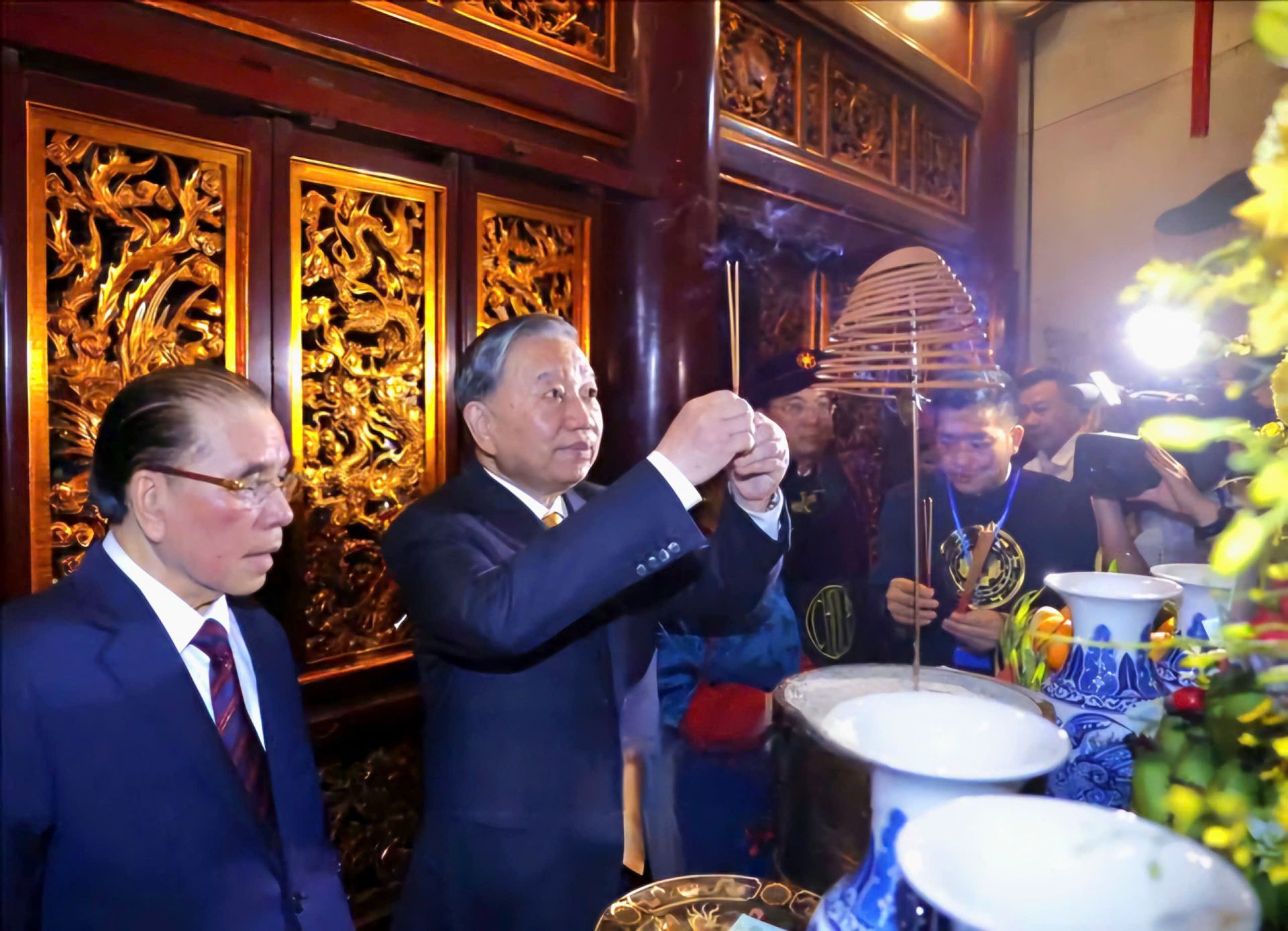 Tổng B&iacute; thư, Chủ tịch nước T&ocirc; L&acirc;m th&agrave;nh k&iacute;nh d&acirc;ng hương trong Thượng Cung Đền Thượng