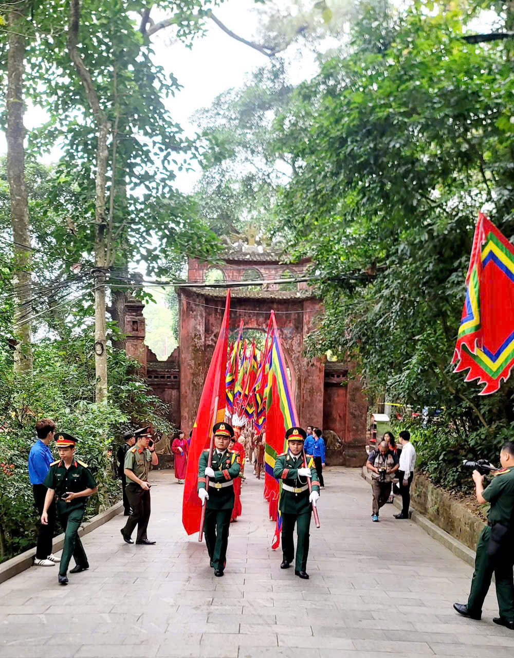 Đo&agrave;n nghi lễ khởi h&agrave;nh l&ecirc;n n&uacute;i Nghĩa Lĩnh, nơi thờ tự c&aacute;c Vua H&ugrave;ng.