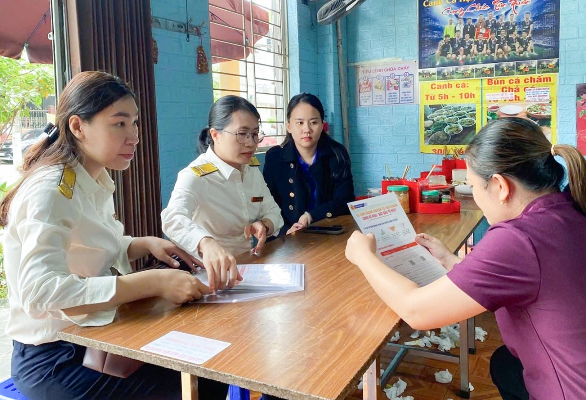 Hoạt động nghiệp vụ của c&ocirc;ng chức Thuế tỉnh Điện Bi&ecirc;n. Ảnh: TN