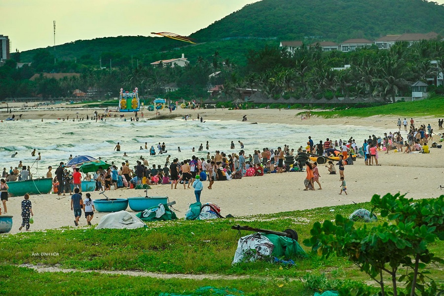 Bãi đá &Ocirc;ng Địa là điểm đến của khách hành hương, lữ khách phương xa về tham quan, chiêm ngưỡng, khám phá