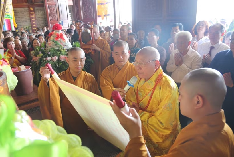 H&ograve;a thượng Th&iacute;ch Quảng T&ugrave;ng, Trưởng ban Trị sự Gi&aacute;o hội Phật gi&aacute;o Việt Nam th&agrave;nh phố Hải Ph&ograve;ng đọc ch&uacute;c văn giỗ Quốc Tổ. (Ảnh: Minh Thu/TTXVN)