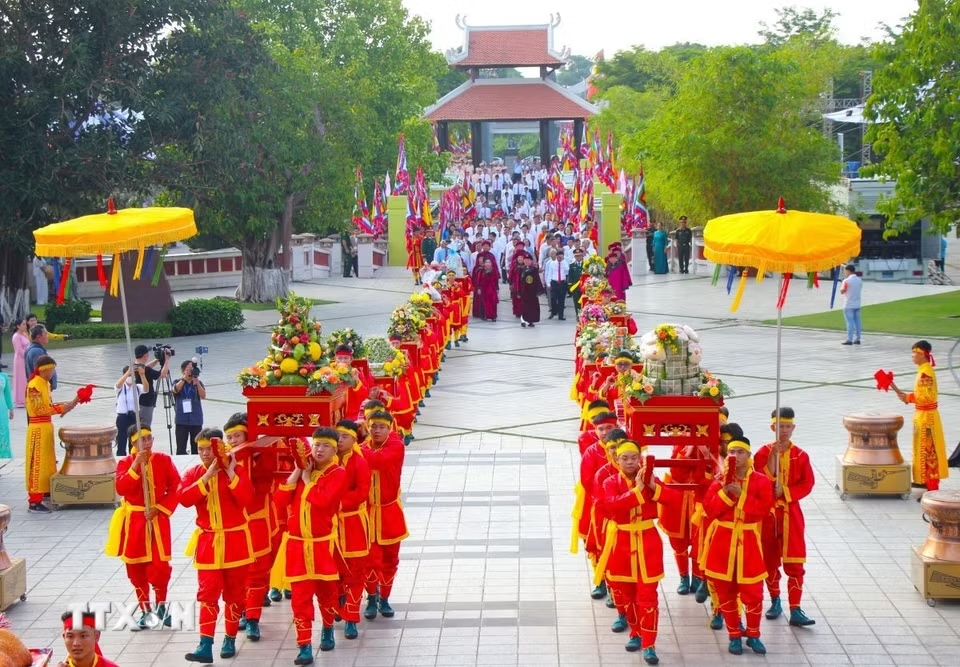 Từ cực Nam đến đô thị lớn, triệu con tim hướng về Quốc Tổ