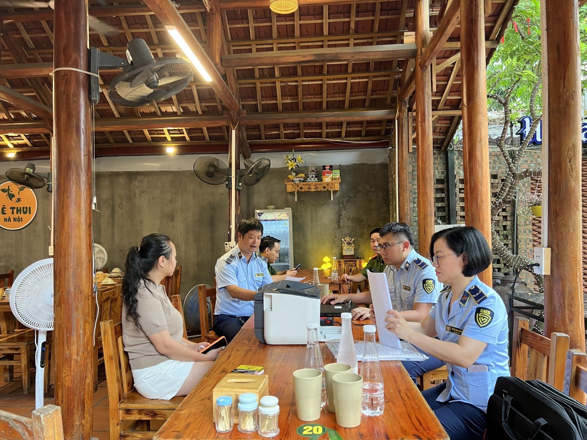 Lực lượng chức năng kiểm tra v&agrave; lập bi&ecirc;n bản đối với cơ sở vi phạm