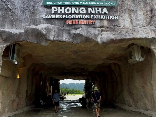 Trung t&acirc;m Th&ocirc;ng tin Th&aacute;m hiểm Hang động Phong Nha mwor cửa phục vụ du kh&aacute;ch tham quan từ 8 giờ đến 22 giờ hằng ng&agrave;y.