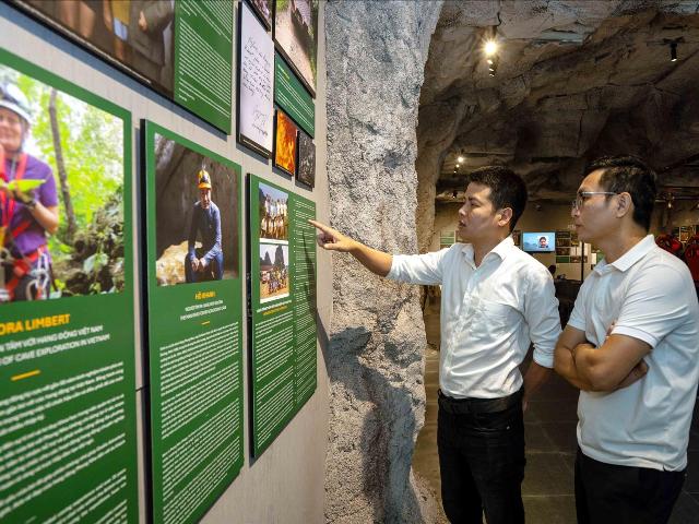 Du kh&aacute;ch tham quan tại khu trưng b&agrave;y của trung t&acirc;m.