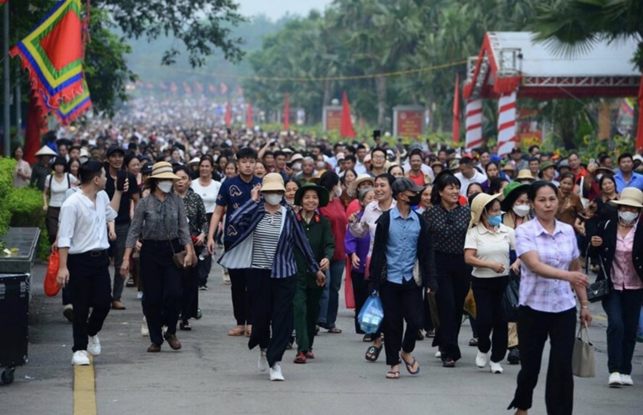 Ng&agrave;y Giỗ Tổ H&ugrave;ng Vương, đ&ocirc;ng đảo người d&acirc;n đ&atilde; đến Khu Di t&iacute;ch lịch sử Đền H&ugrave;ng.