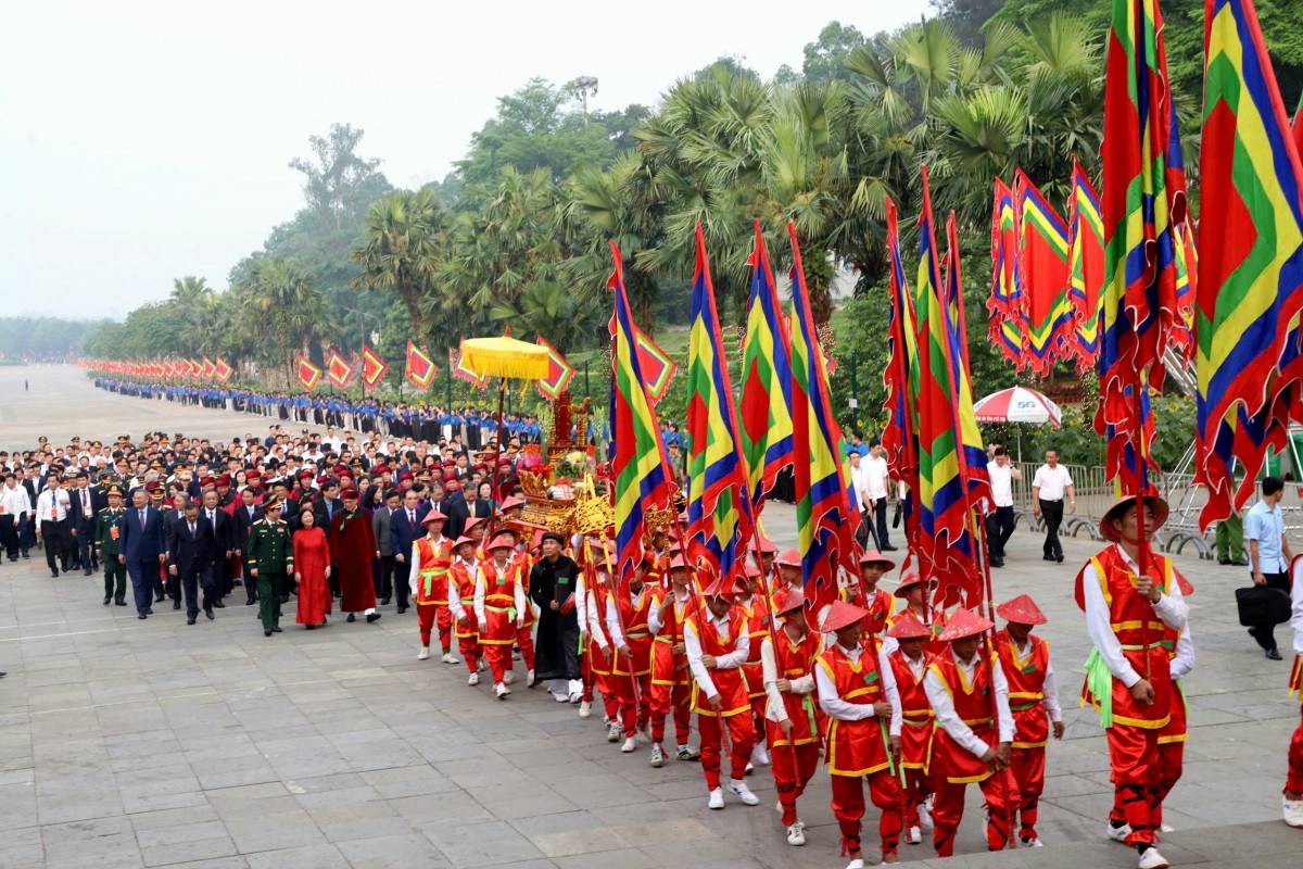 Đo&agrave;n rước tiến l&ecirc;n n&uacute;i Nghĩa Lĩnh, nơi thờ tự c&aacute;c Vua H&ugrave;ng