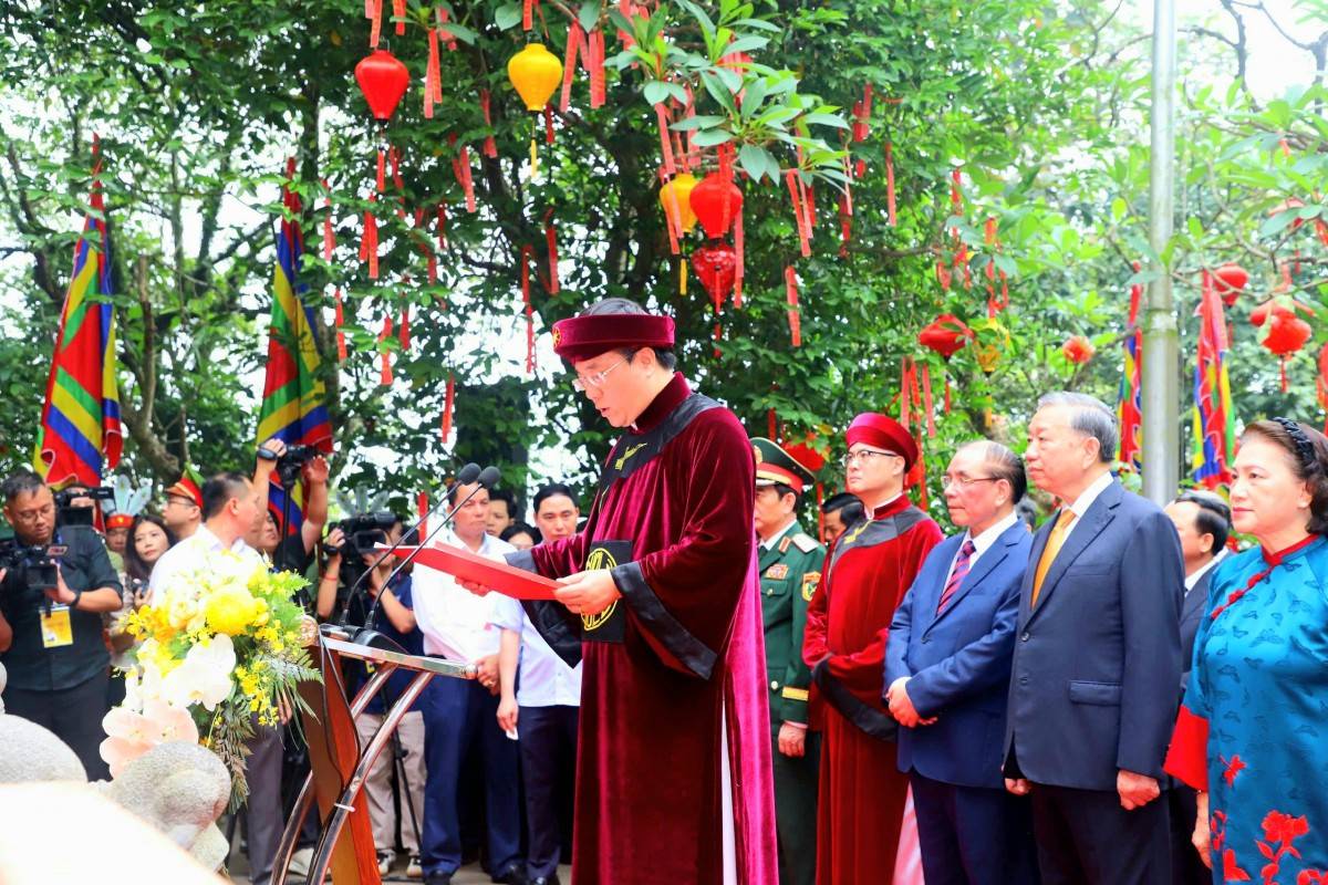 Thay mặt nh&acirc;n d&acirc;n cả nước, Chủ tịch UBND tỉnh Ph&uacute; Thọ Trần Duy Đ&ocirc;ng trang nghi&ecirc;m đọc Ch&uacute;c văn trước anh linh c&aacute;c Vua H&ugrave;ng.