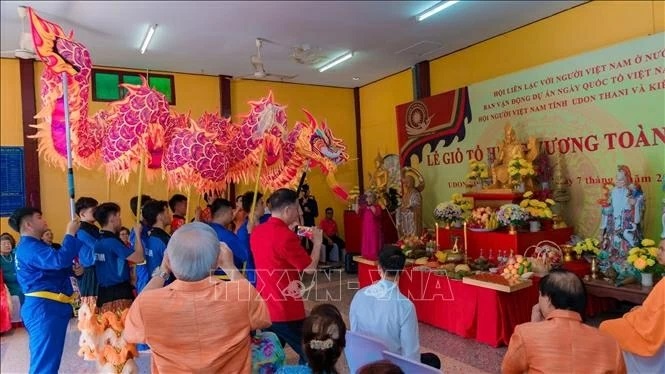 Kiều b&agrave;o tại Udon Thani d&acirc;ng hương giỗ Tổ H&ugrave;ng Vương. (Ảnh: TTXVN ph&aacute;t)
