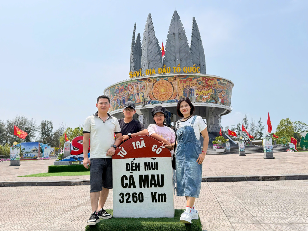 Du kh&aacute;ch tham quan, chụp h&igrave;nh lưu niệm tại Cụm th&ocirc;ng tin cổ động bi&ecirc;n giới Sa Vỹ, phường M&oacute;ng C&aacute;i 1