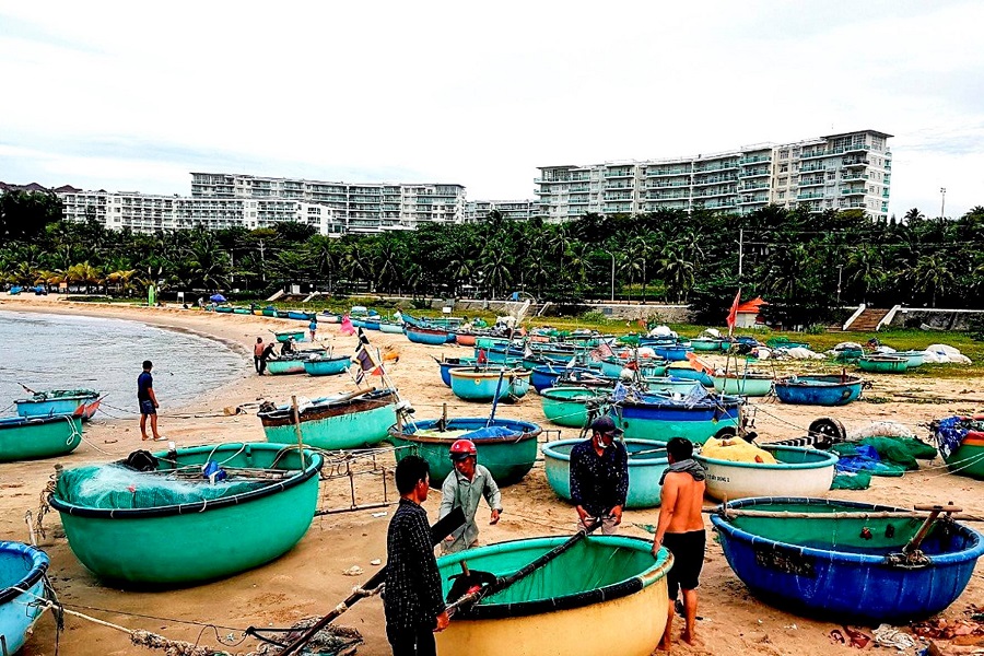 Người dân làng chài sau khi đánh cá trở về đều kéo thuyền thúng lên bãi cát