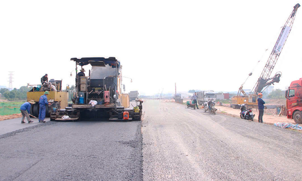 Nh&agrave; thầu thi c&ocirc;ng dự &aacute;n đường V&agrave;nh đai 4 - V&ugrave;ng Thủ đ&ocirc; H&agrave; Nội qua địa b&agrave;n phường Hạp Lĩnh.