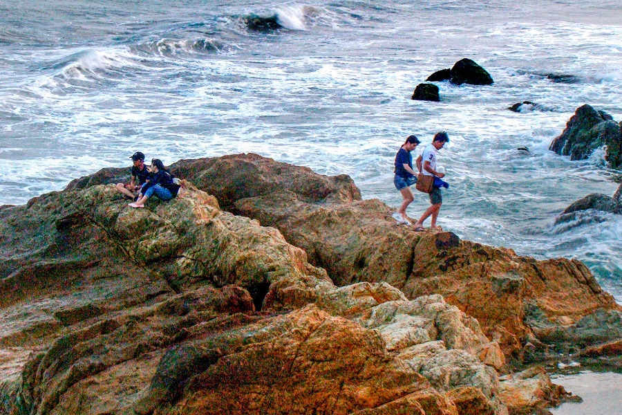 Những ghềnh đá nằm tự nhi&ecirc;n, nhấp nhô khác lạ tại bãi đá &Ocirc;ng Địa