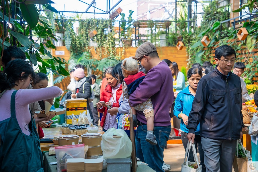Phi&ecirc;n chợ n&ocirc;ng sản hữu cơ Đ&agrave; Lạt nhờ tin tưởng v&agrave;o chất lượng v&agrave; c&aacute;ch l&agrave;m của người trồng.