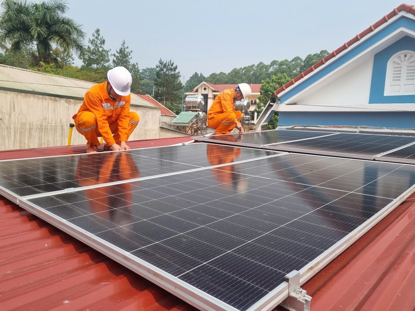 Điện lực Na Son tiên phong 'xanh hóa' mái nhà gia đình