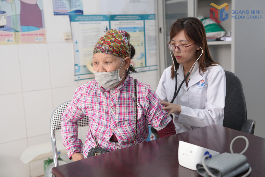 B&aacute;c sĩ L&acirc;m Thu Hạnh, Gi&aacute;m đốc Trạm Y tế x&atilde; Ba Chẽ kh&aacute;m sức khỏe cho người d&acirc;n tại Trạm Y tế x&atilde;