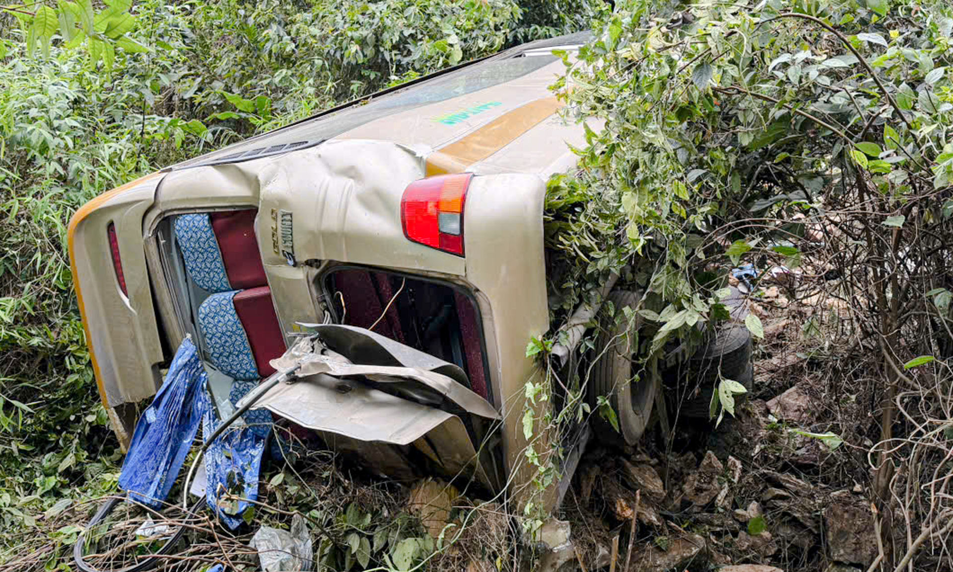 Xác định nguyên nhân xe khách chở 25 người lao xuống vực sâu 100m tại Sơn La