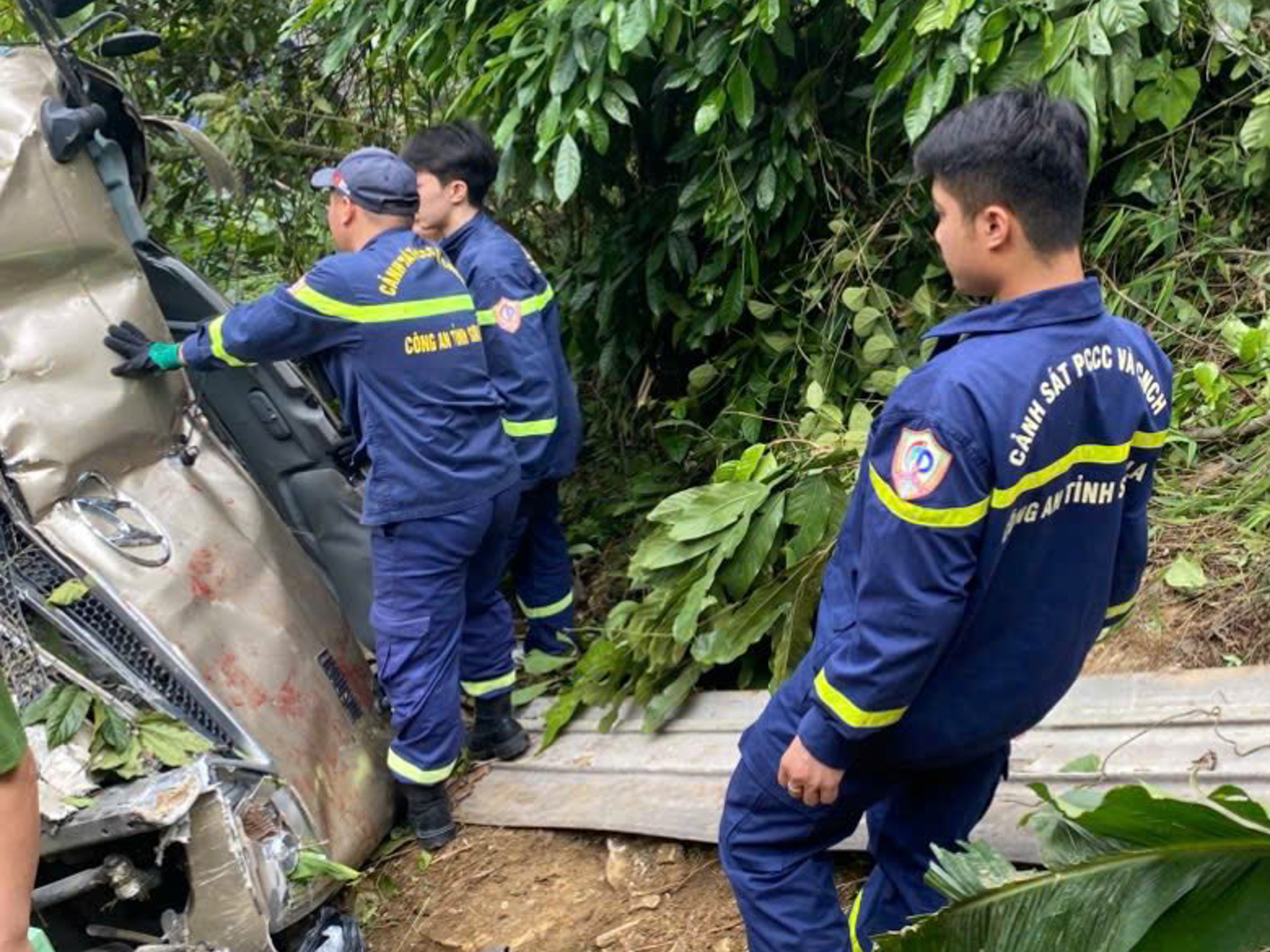 Lực lượng chức năng c&oacute; mặt tại hiện trường, khẩn trương tổ chức cứu nạn, đưa c&aacute;c nạn nh&acirc;n đi cấp cứu